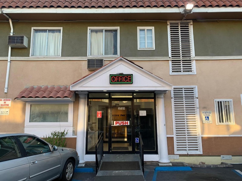 Encore Inn Main image